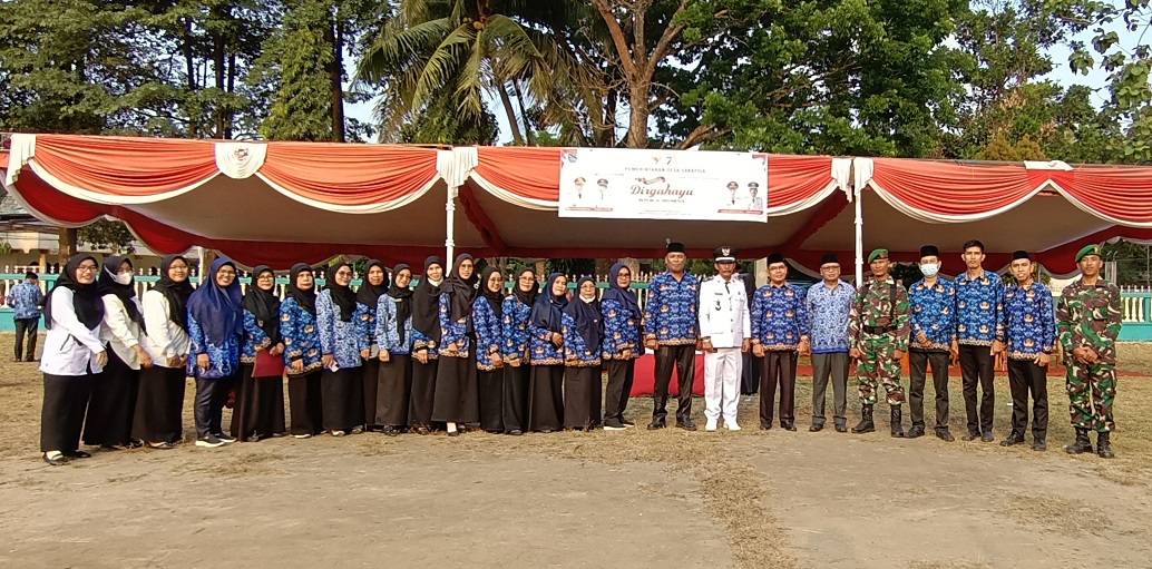 Guru dan Pegawai MTsN 1 OI Ikuti Upacara Penurunan Bendera HUT RI