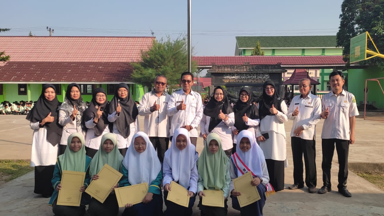Kepala MTsN 1 Ogan Ilir Serahkan Piagam Penghargaan ke Siswa-Siswi Berprestasi