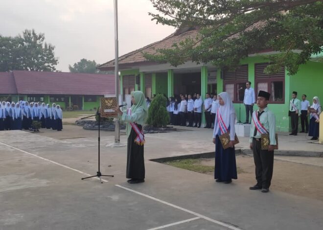 Gelar Upacara Bendera, Kepala MTsN 1 OI Ingatkan Siswa Untuk Disiplin