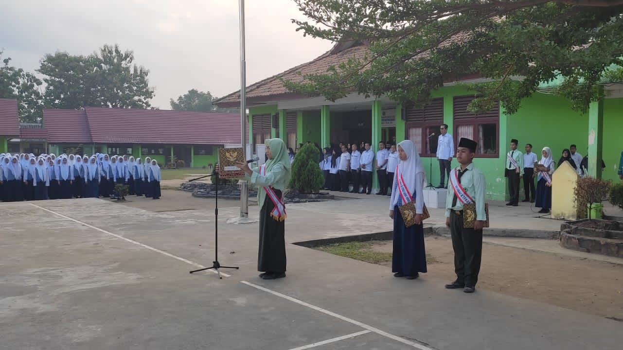 Gelar Upacara Bendera, Kepala MTsN 1 OI Ingatkan Siswa Untuk Disiplin