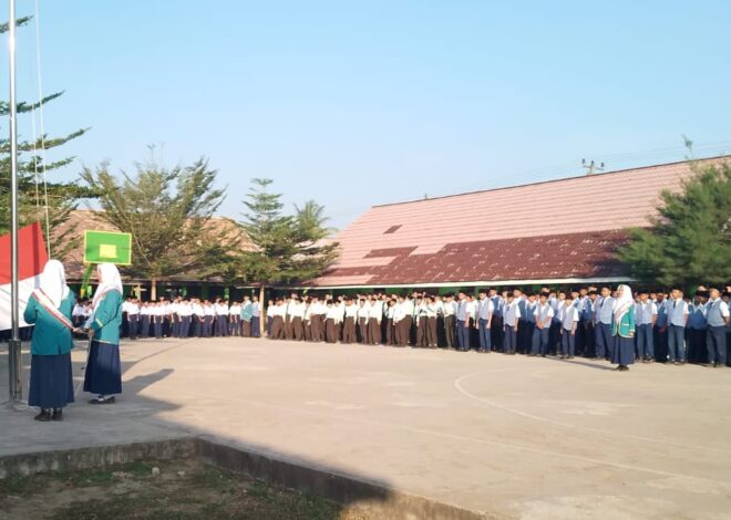 MTs Negeri 1 Ogan Ilir Gelar Upacara, Waka Kesiswaan Harapkan Siswa Tingkatkan Akhlak Yang Baik
