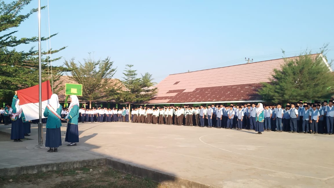 MTs Negeri 1 Ogan Ilir Gelar Upacara, Waka Kesiswaan Harapkan Siswa Tingkatkan Akhlak Yang Baik