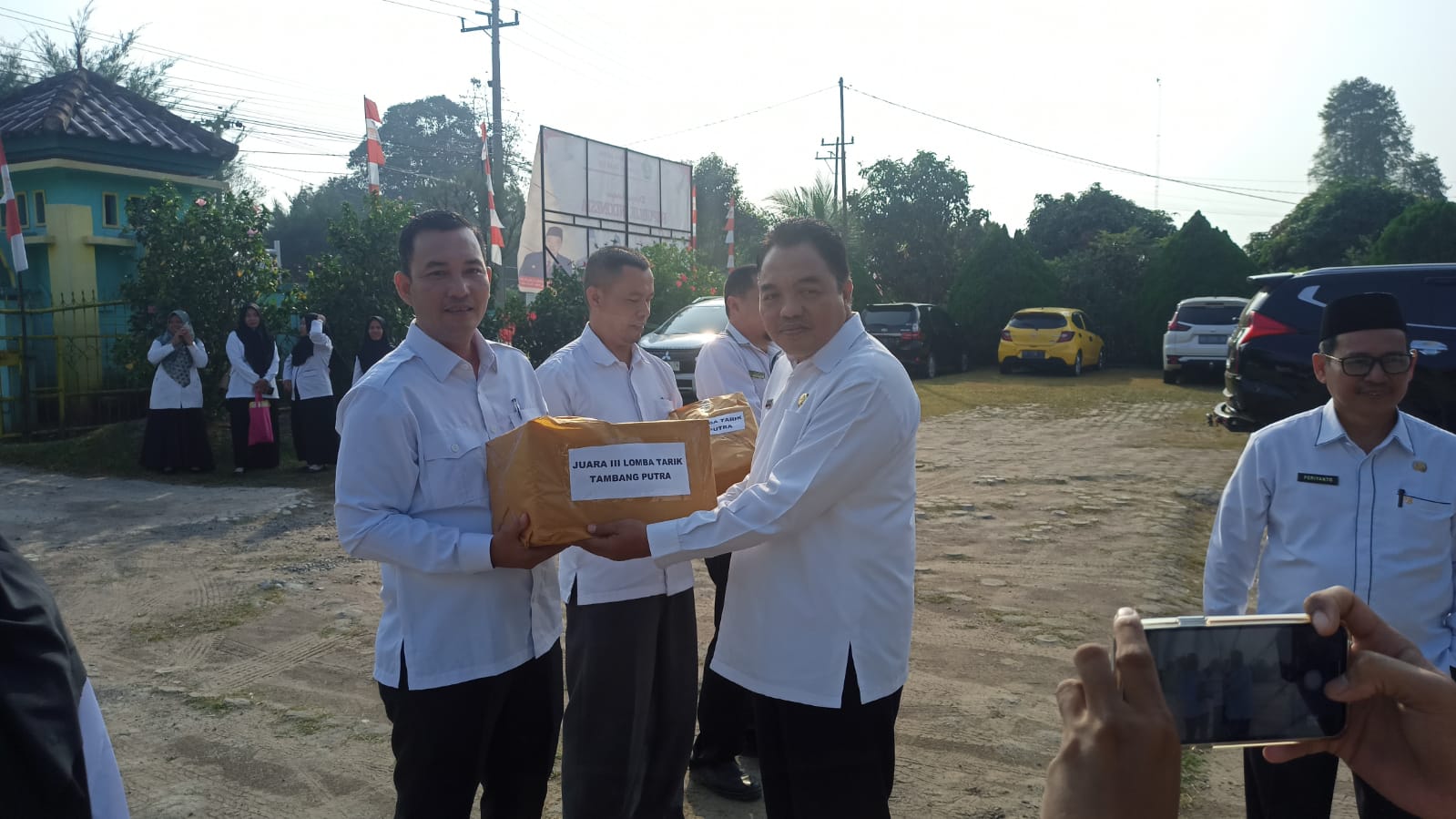 Guru dan Pegawai MTsN 1 OI Terima Hadiah Lomba HUT RI