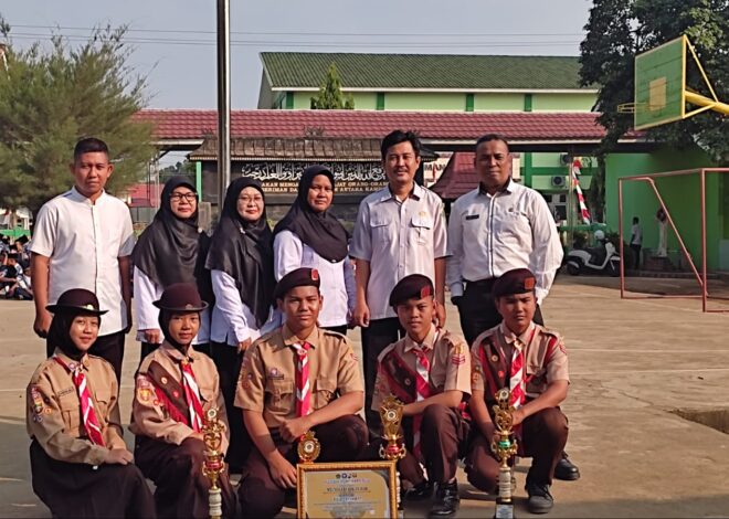 MTsN 1 OI Terima Piala dan Piagam Dari Anggota Pramuka dan Tim MYERS