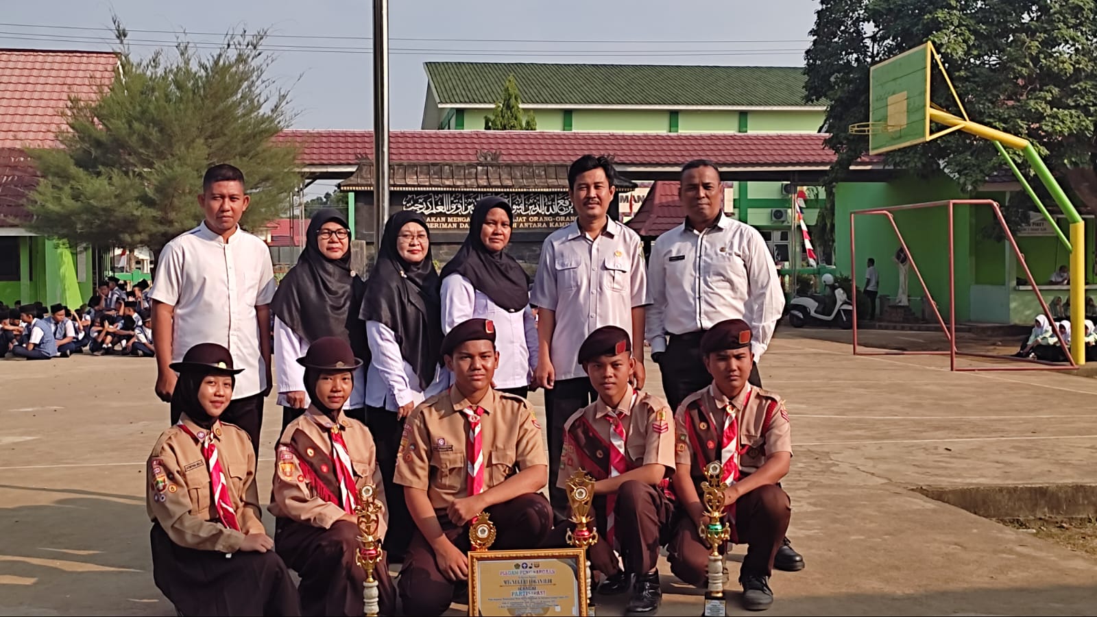 MTsN 1 OI Terima Piala dan Piagam Dari Anggota Pramuka dan Tim MYERS