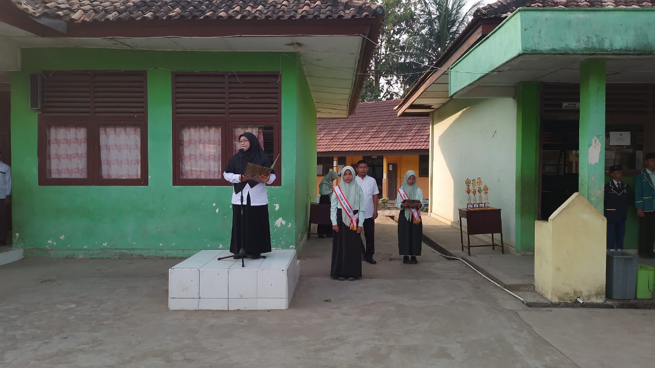 MTsN 1 OI Gelar Upacara Bendera, Pembina Harapkan Siswa Tingkatkan Motivasi Belajar