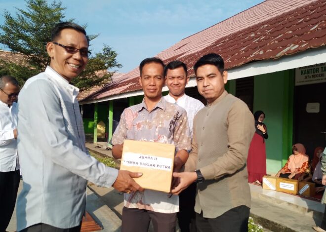 Kepala MTsN 1 OI Bagikan Hadiah Lomba HUT RI Ke 78 Tahun pada Guru dan Pegawai Madrasah