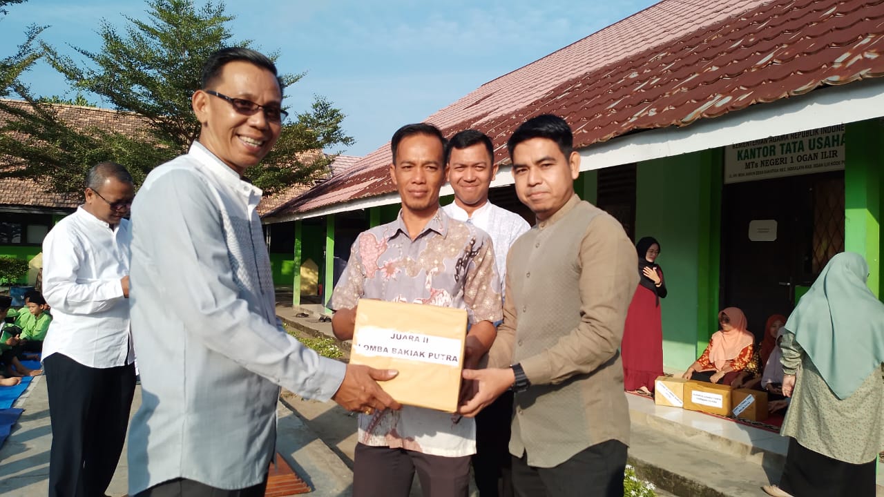 Kepala MTsN 1 OI Bagikan Hadiah Lomba HUT RI Ke 78 Tahun pada Guru dan Pegawai Madrasah