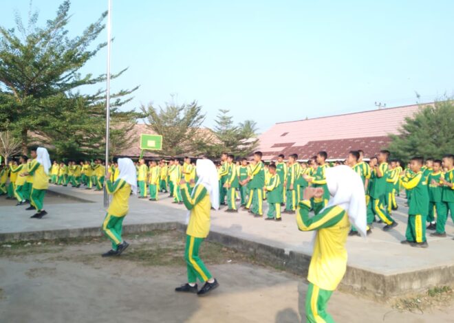 Wujudkan Jasmani Sehat, Guru, Pegawai, dan Siswa MTsN 1 OI Rutin Ikuti Senam