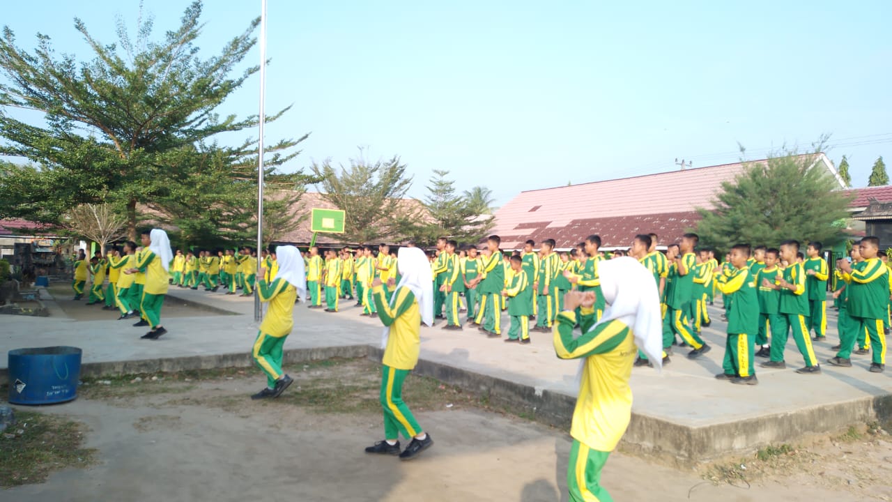 Wujudkan Jasmani Sehat, Guru, Pegawai, dan Siswa MTsN 1 OI Rutin Ikuti Senam
