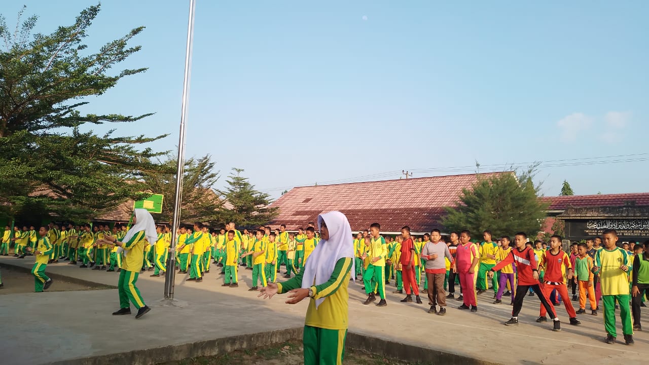 MTsN 1 OI Rutin Gelar Senam Upaya Jaga Kesehatan Pada Musim Kemarau dan Berdebu