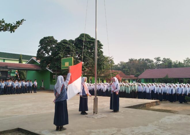 Pembina Upacara Ingat Siswa Semakin Peduli Lingkungan Madrasah