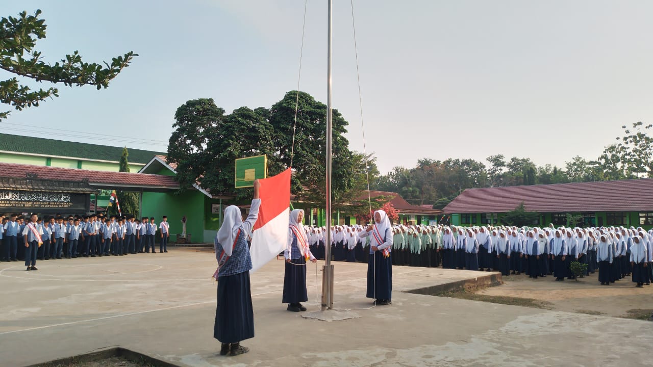 Pembina Upacara Ingat Siswa Semakin Peduli Lingkungan Madrasah