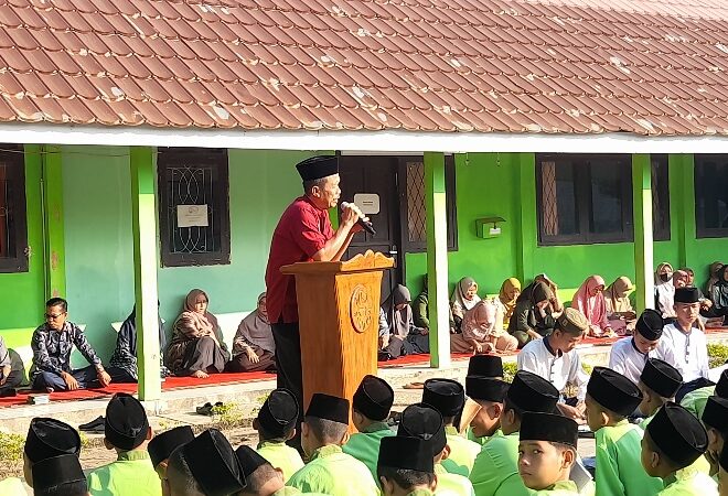 Gelar IMTAQ, Guru BK Ingatkan Siswa Disiplin Berpakaian