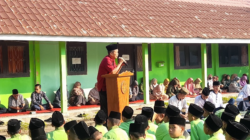 Gelar IMTAQ, Guru BK Ingatkan Siswa Disiplin Berpakaian