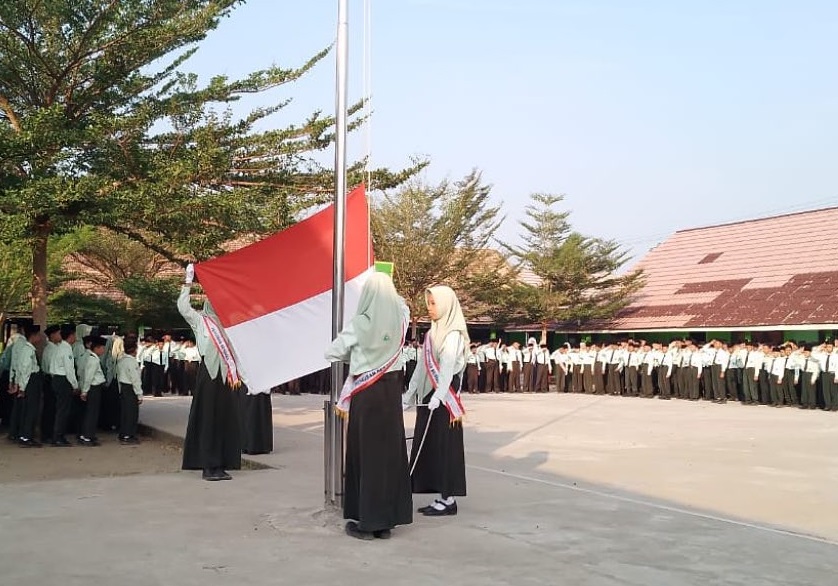 Pembina Upacara Harapkan Siswa Disiplin Berpakaian