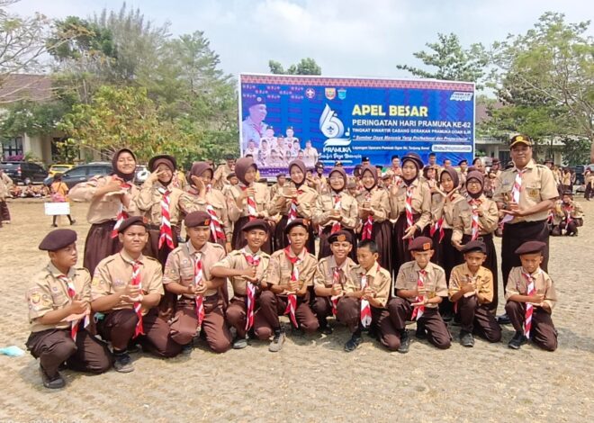 Pembina Bersama Anggota Pramuka MTsN 1 OI Ikuti Apel Besar Hari Pramuka Ke-62
