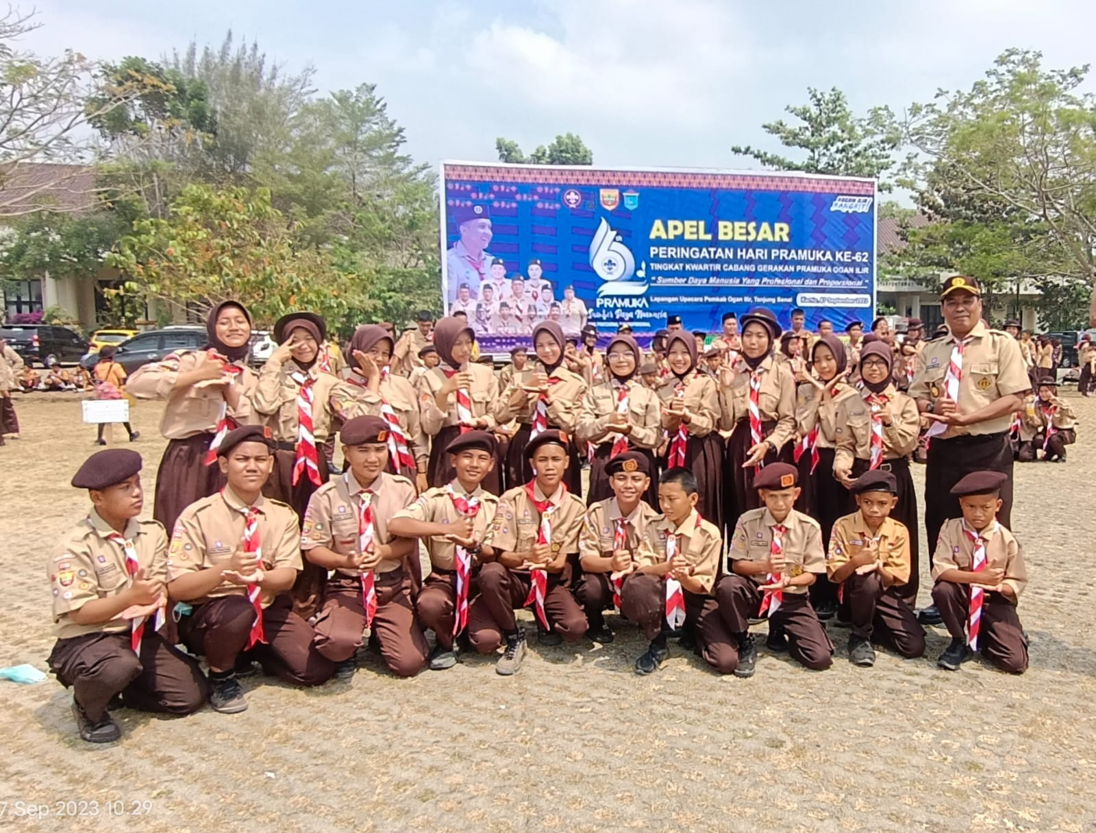 Pembina Bersama Anggota Pramuka MTsN 1 OI Ikuti Apel Besar Hari Pramuka Ke-62