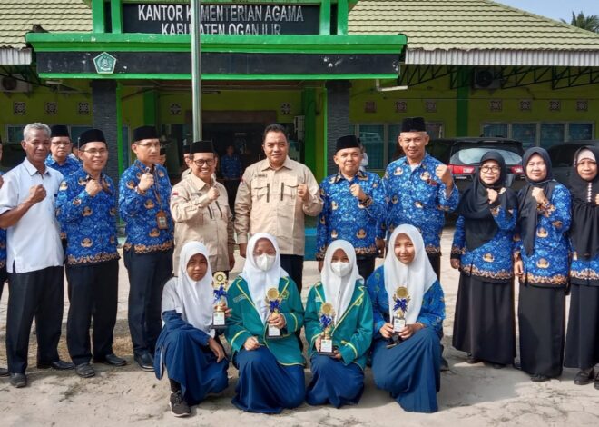 Dua Siswi MTsN 1 OI Terima Trofi Juara KSM Tingkat Kabupaten