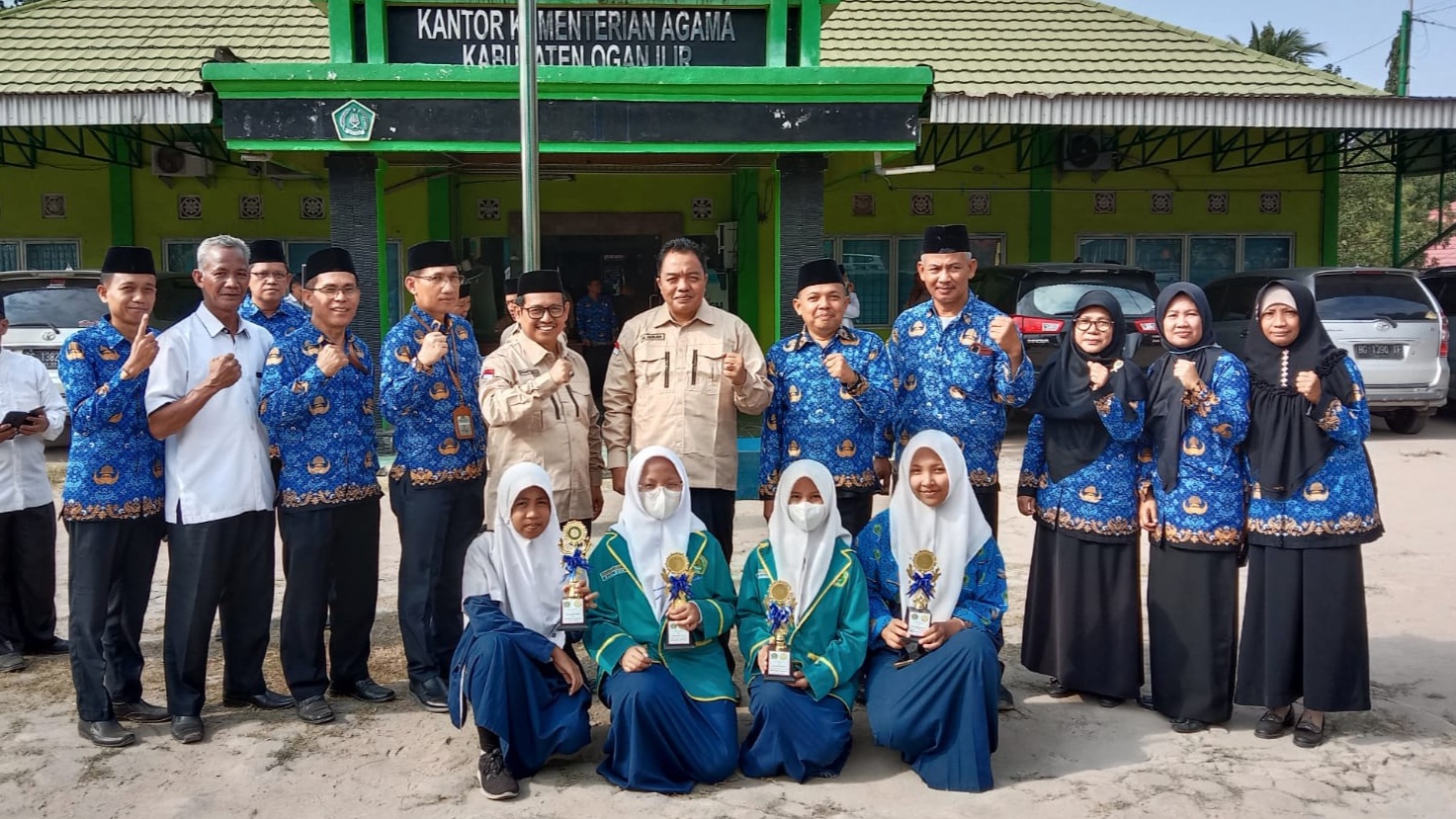 Dua Siswi MTsN 1 OI Terima Trofi Juara KSM Tingkat Kabupaten