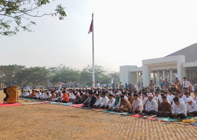 Guru dan Pegawai MTsN 1 OI Ikuti Pelaksanaan Sholat Istisqa