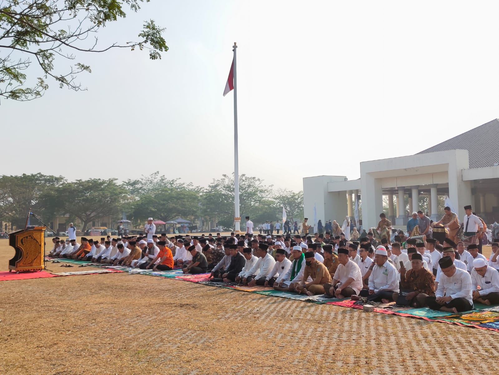 Guru dan Pegawai MTsN 1 OI Ikuti Pelaksanaan Sholat Istisqa