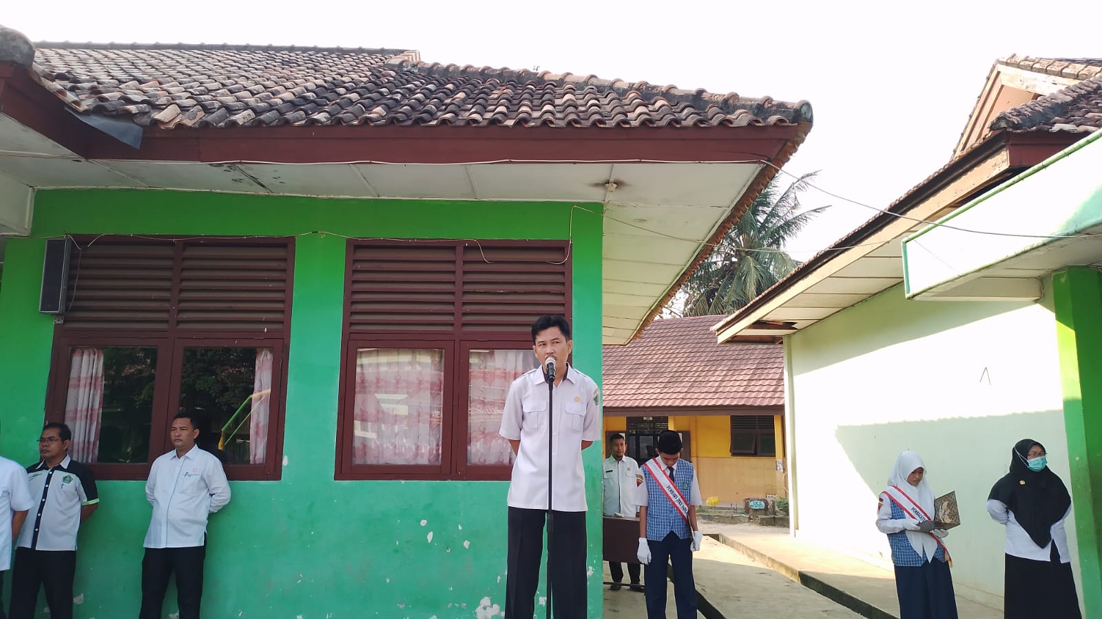 Waka Sarpras MTsN 1 OI Berharap Siswa Buang Sampah Pada Tempatnya