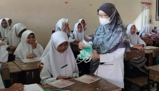Guru Wali Kelas MTsN 1 OI Bagikan Masker