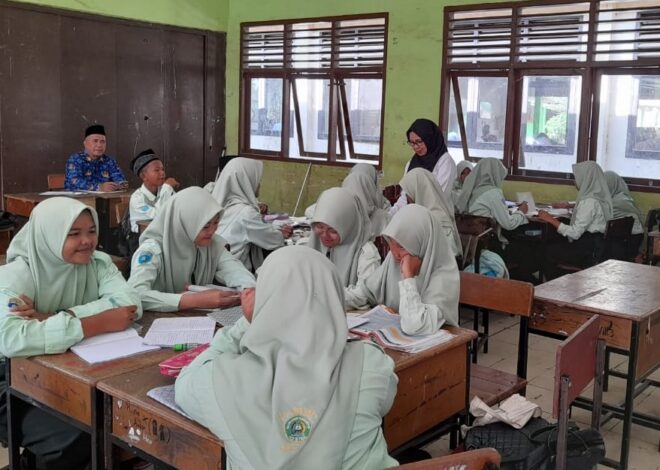 Pengawas Madrasah Kemenag Kab. OI Lakukan Supervisi Guru MTsN 1 OI