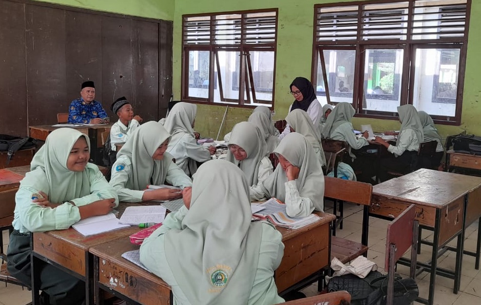 Pengawas Madrasah Kemenag Kab. OI Lakukan Supervisi Guru MTsN 1 OI
