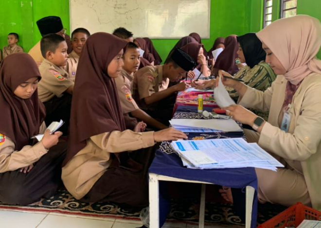 Dukung Program Kerja Pemda OI dan Kemenag Kab. OI Tentang Satu Pelajar Satu Rekening, Siswa MTsN 1 OI Buat Rekening Serentak