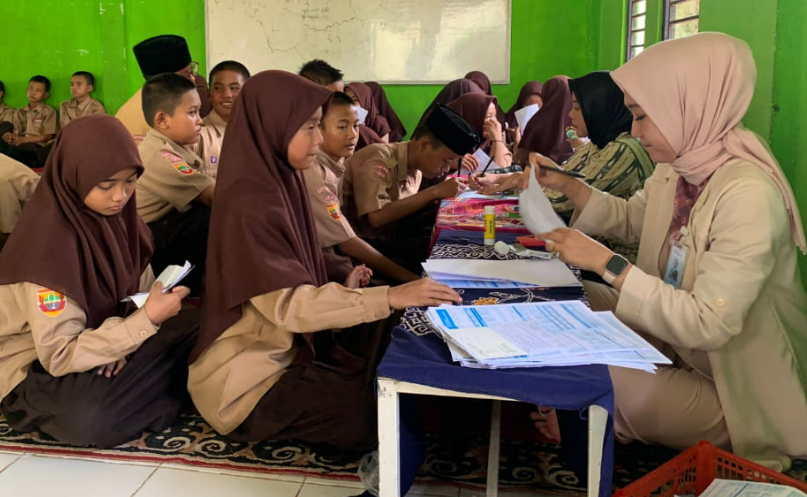Dukung Program Kerja Pemda OI dan Kemenag Kab. OI Tentang Satu Pelajar Satu Rekening, Siswa MTsN 1 OI Buat Rekening Serentak