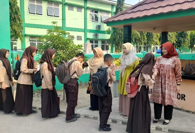 Waka Kesiswaan Bersama Guru BK Sambut Kedatangan Siswa MTsN 1 OI