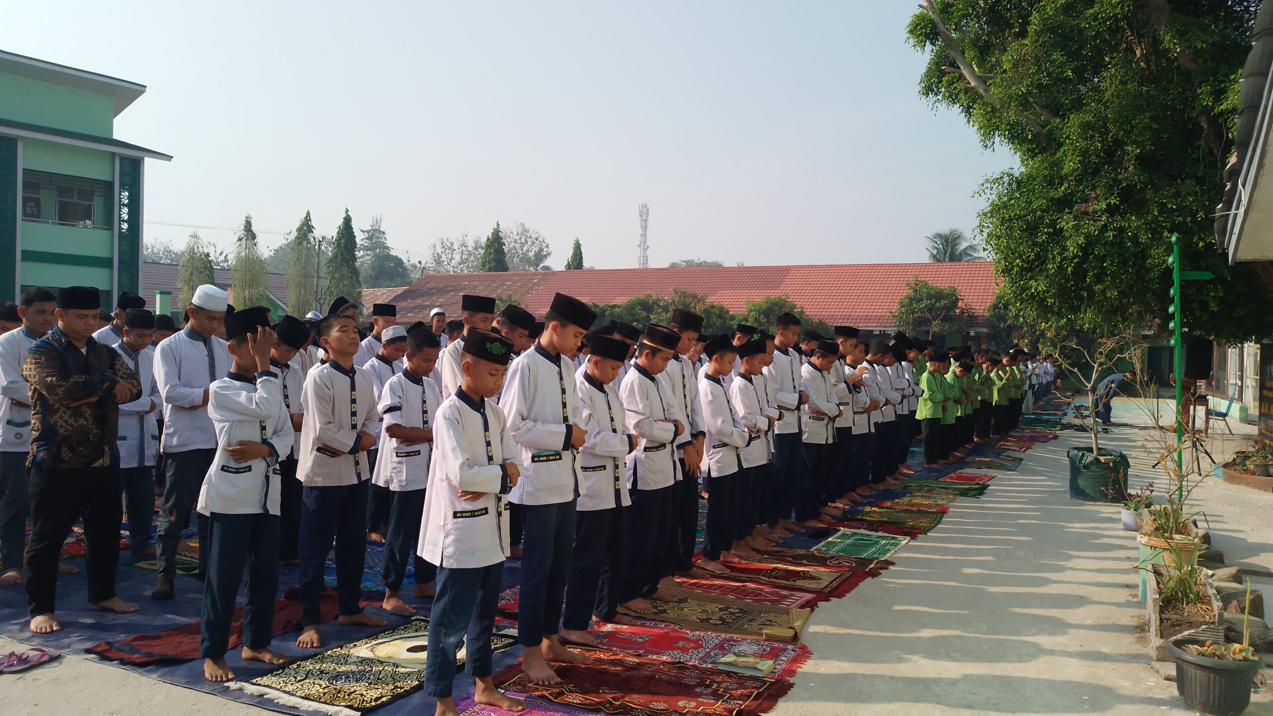 Keluarga Besar MTSN 1 OI Laksanakan Sholat Istisqo’