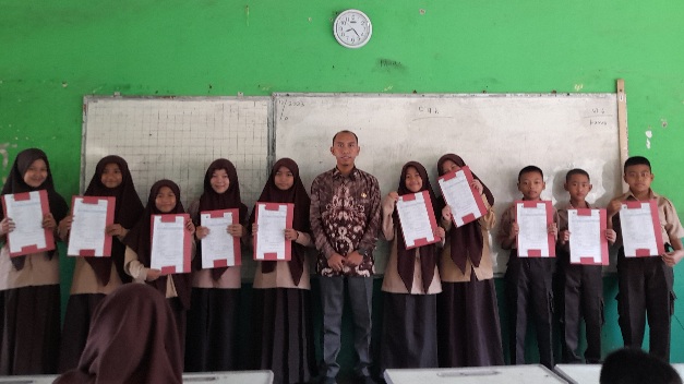 Bagikan Raport PHB 2, Guru Wali Kelas Titip Pesan Ini Ke Siswa