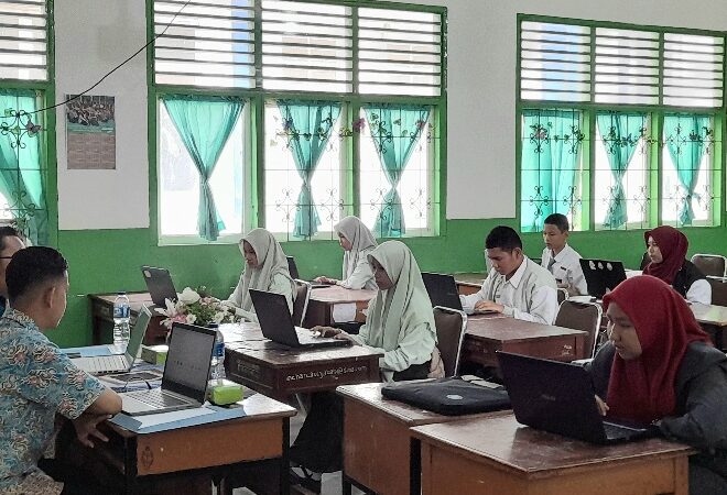 3 Siswi MTsN 1 OI Ikuti Lomba Desain Poster