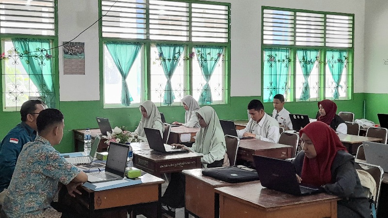 3 Siswi MTsN 1 OI Ikuti Lomba Desain Poster
