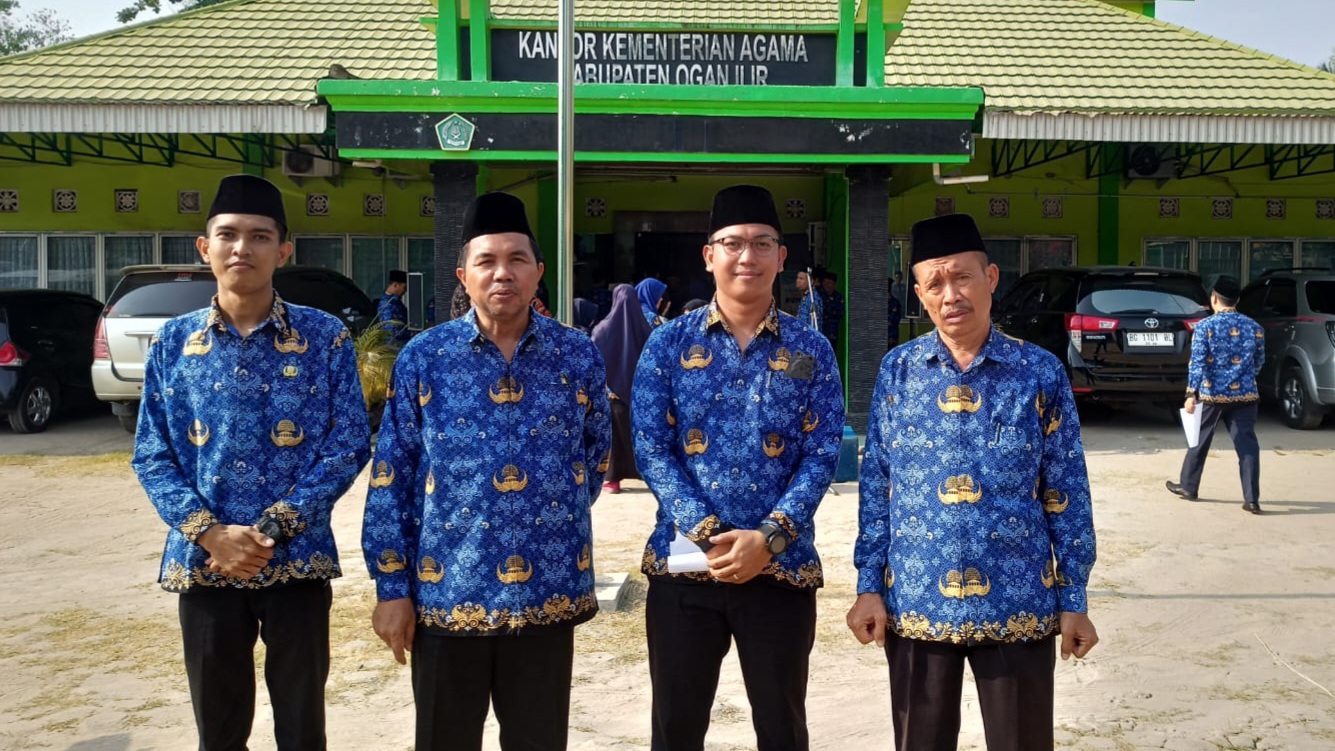 Guru MTsN 1 OI Ikuti Upacara Bulanan Kemenag OI
