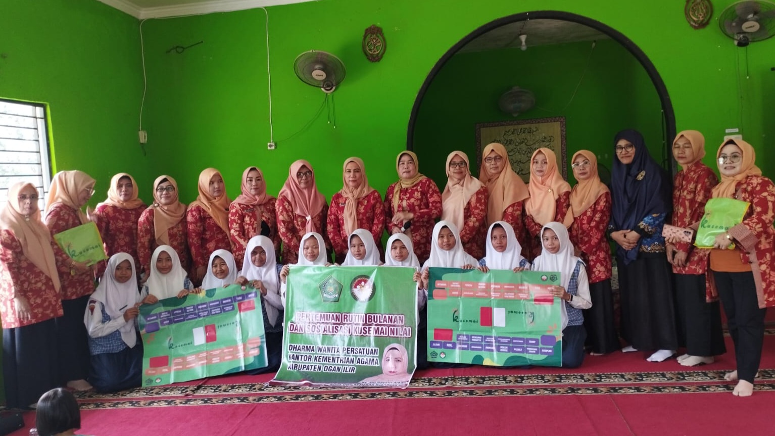 Kegiatan Dharma Wanita Persatuan Kemenag OI Di MTsN 1 OI Berjalan Seru
