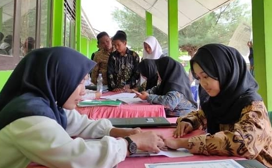 Siswa-Siswi MTsN 1 OI TP 2022/2023 Lakukan Cap Tiga Jari dan Pengambilan Ijazah