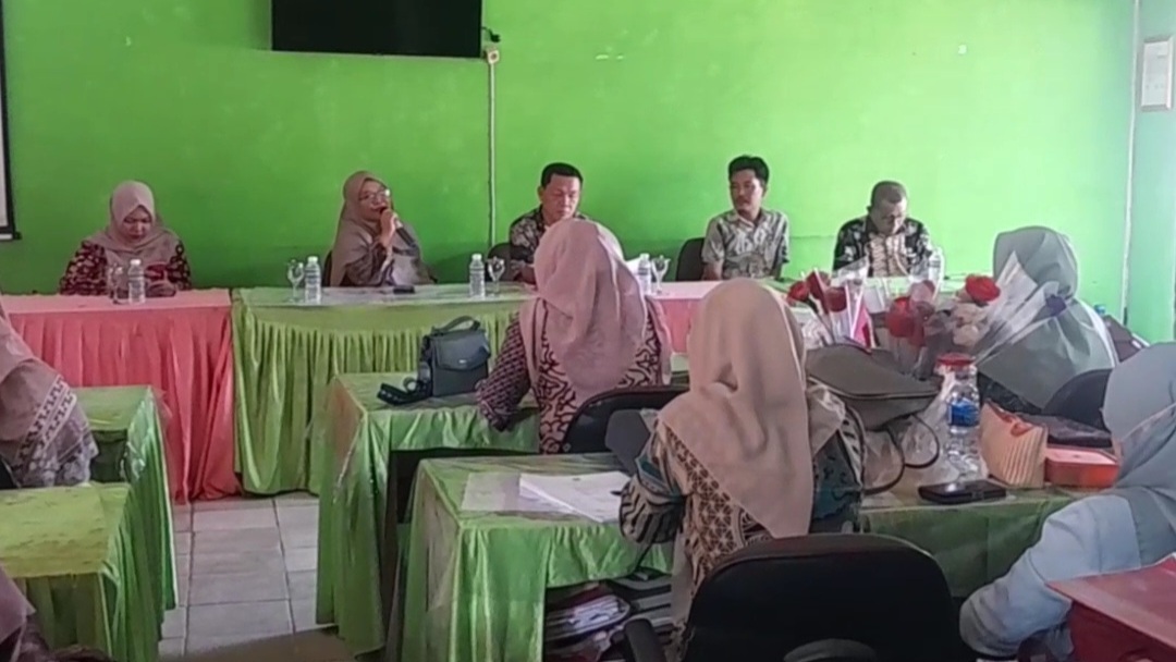 Guru, Pegawai MTsN 1 OI Ikuti Sosialisasi Percepatan Transformasi Digital Madrasah