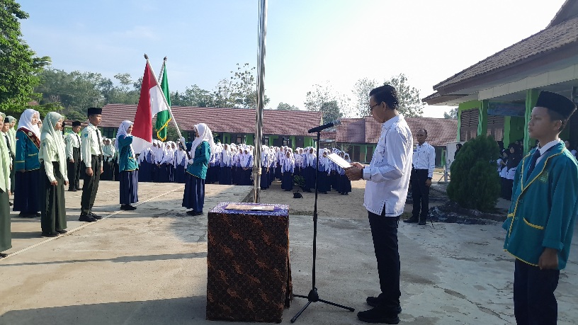 Kepala MTsN 1 OI Lantik Pengurus OSIM Periode 2023/2024