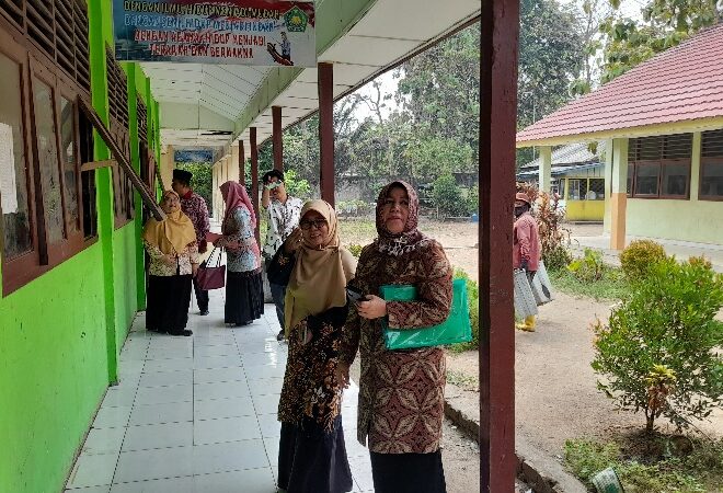 Tim Sarpras Kanwil Kemenag Sumsel Monitoring Ruang Kelas dan Sarpras MTsN 1 OI