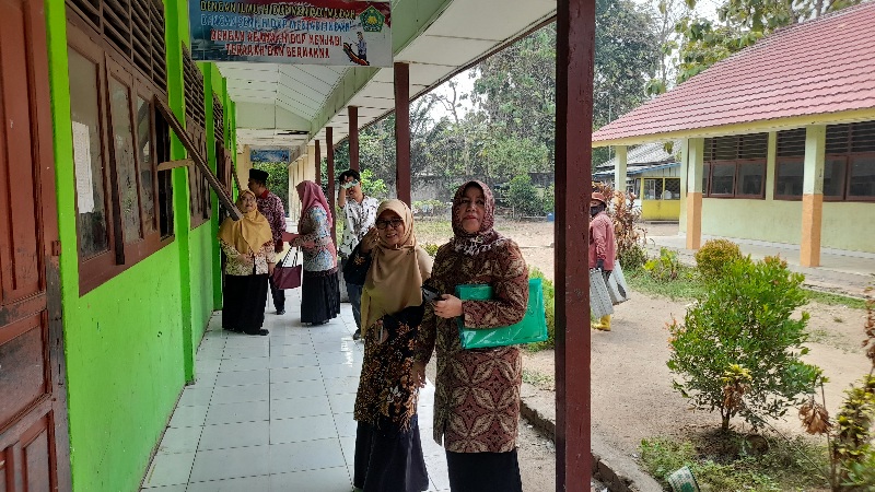 Tim Sarpras Kanwil Kemenag Sumsel Monitoring Ruang Kelas dan Sarpras MTsN 1 OI