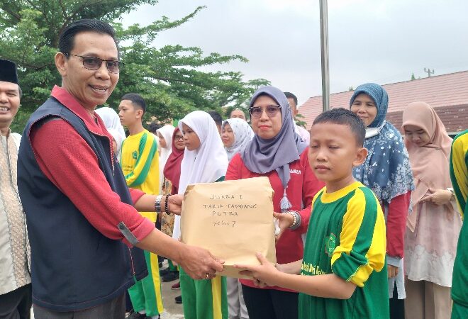 Kepala MTsN 1 OI Tutup Kegiatan Class Meeting dan Bagikan Hadiah Lomba