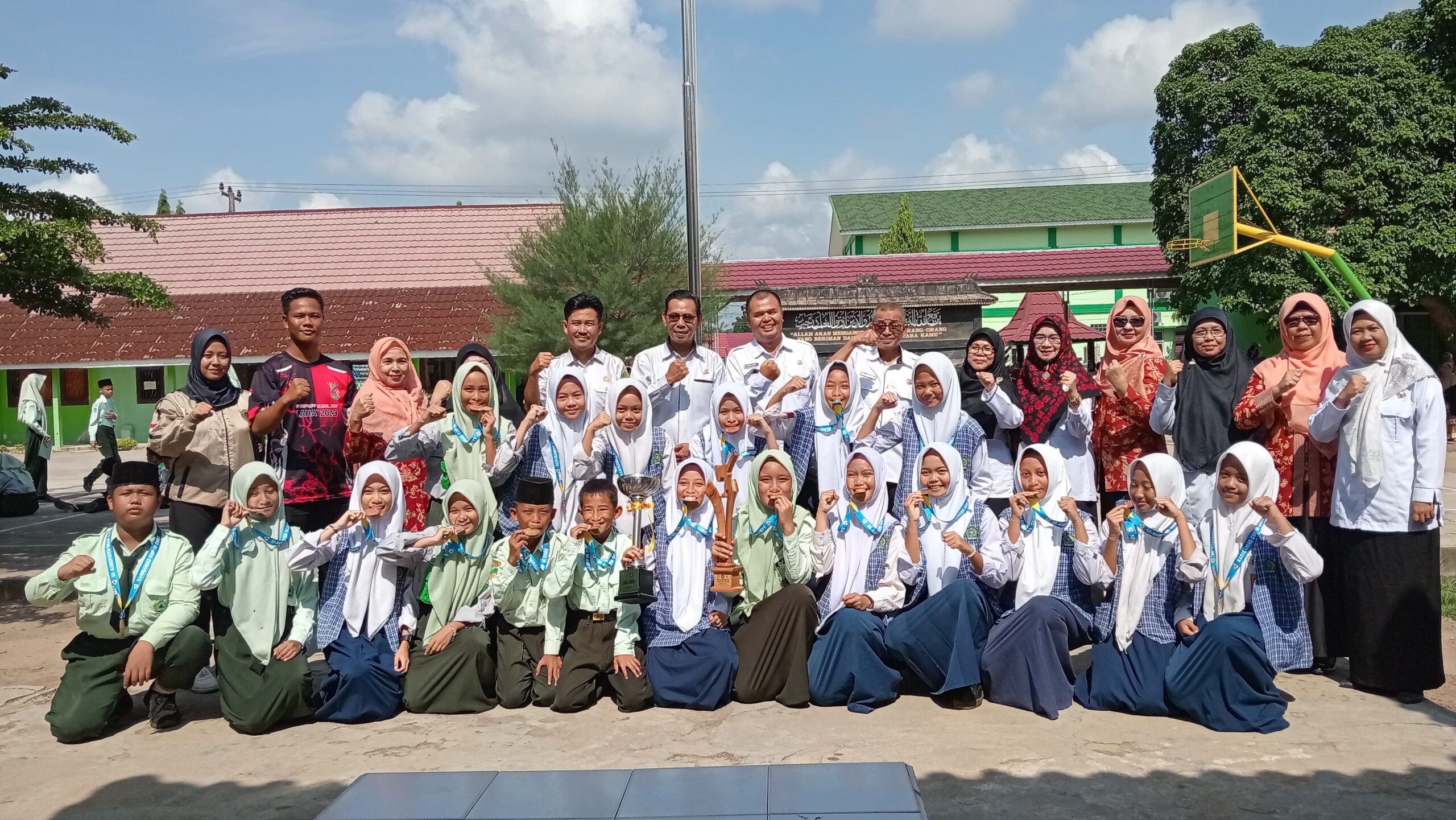 Taekwondo MTsN 1 OI Raih Juara Umum 1 dan Trofi Bergilir dalam Karigamas CUP IX