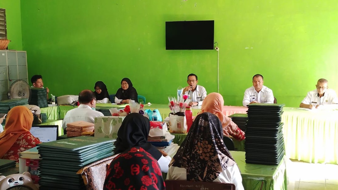 Kepala MTsN 1 OI Pimpin Rapat Akhir Semester Ganjil